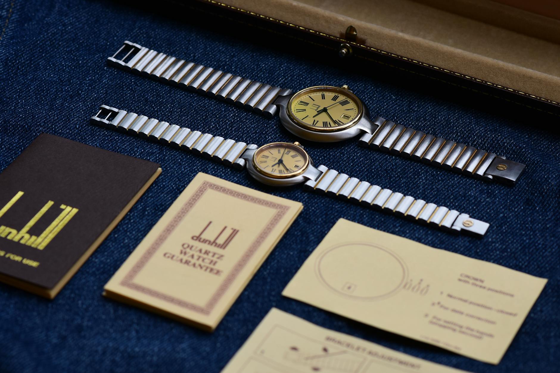 Dwa zegarki na rękę w stylu vintage leżące na jeansowej tkaninie