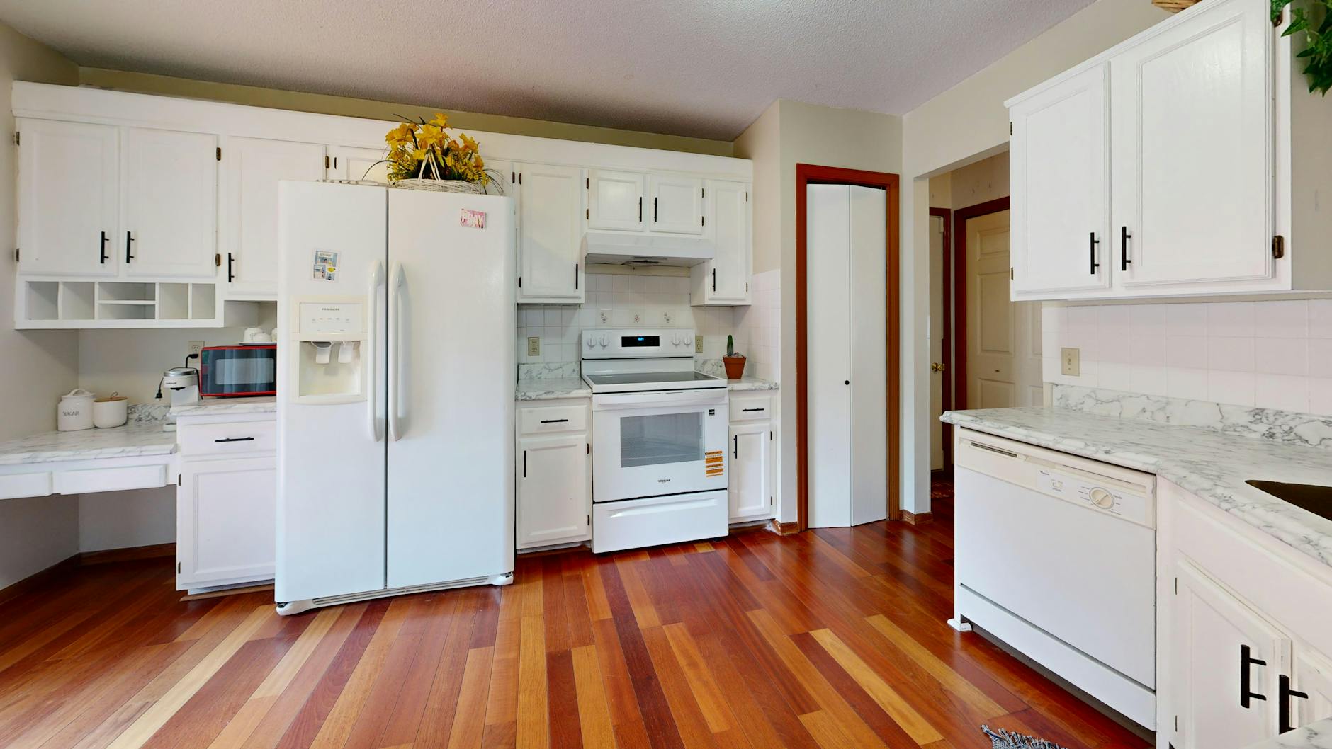 Zużyta kuchenka mikrofalowa stojąca na kuchennym blacie