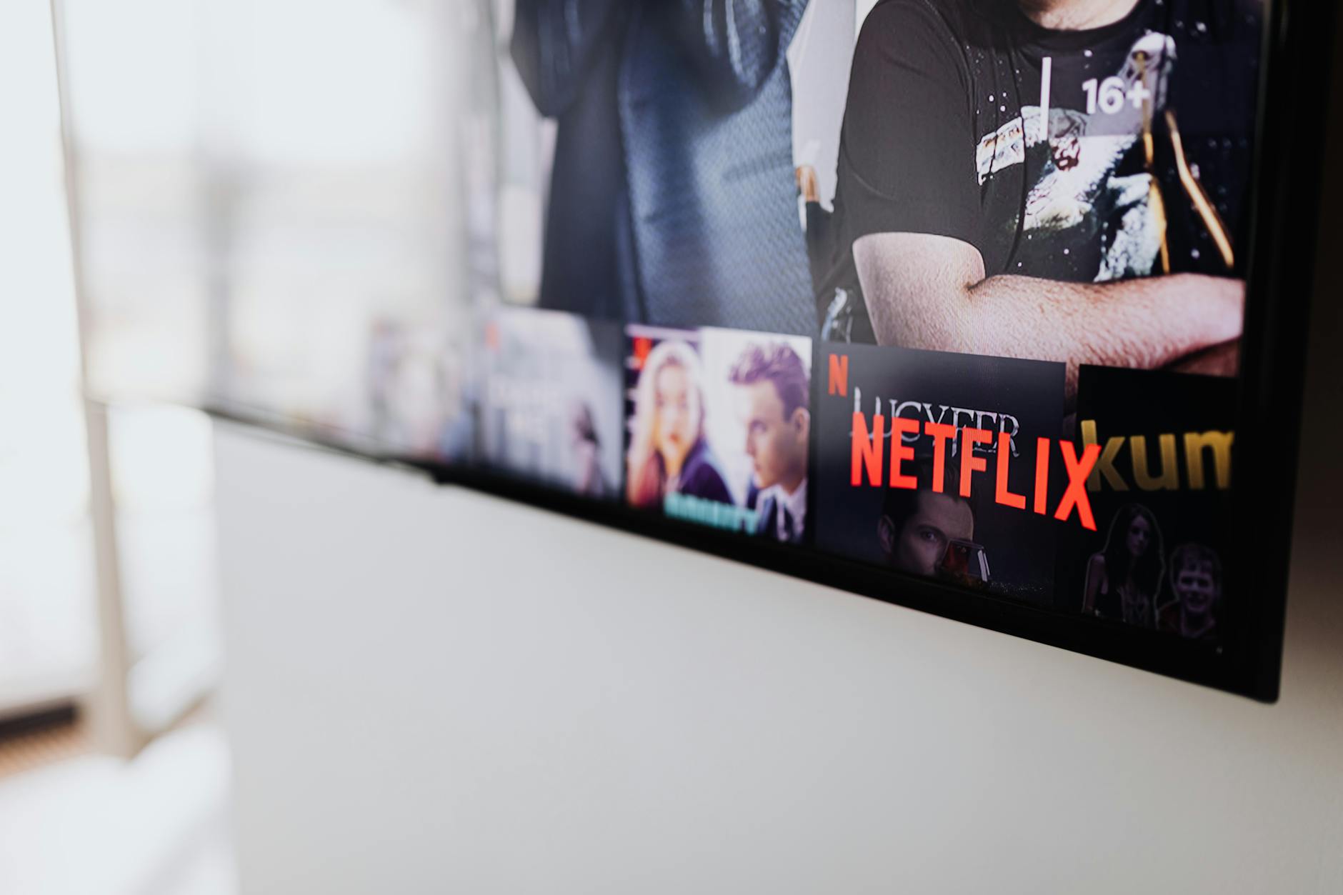 Ekran smart TV z włączonym Netflixem w salonie