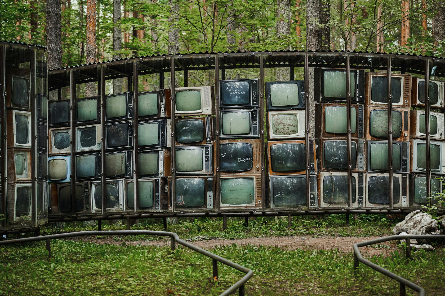 Instalacja starych telewizorów ustawionych w lesie