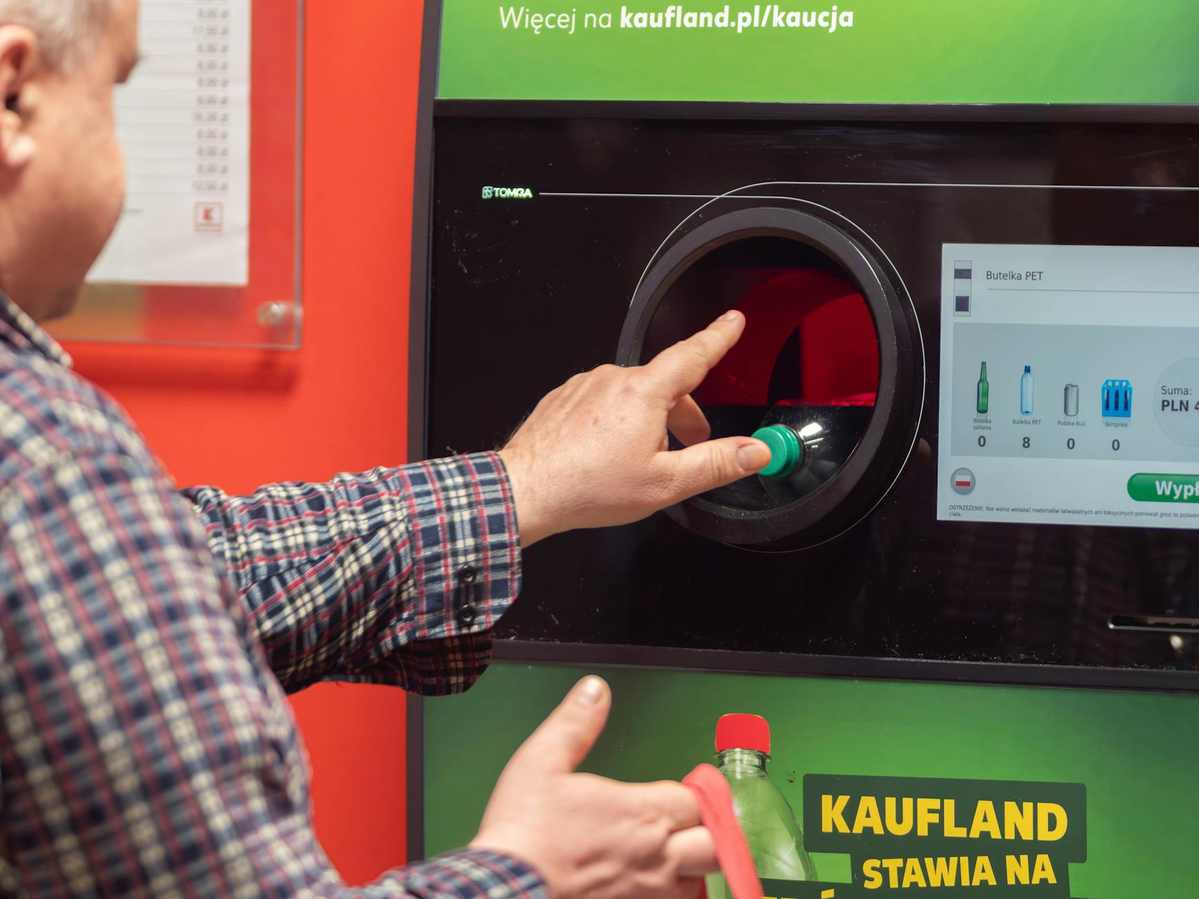 Rękojmia a wymiana na nowy egzemplarz: kiedy masz do tego prawo Mężczyzna zwraca plastikową butelkę w automacie w Kauflandzie we Wrocławiu