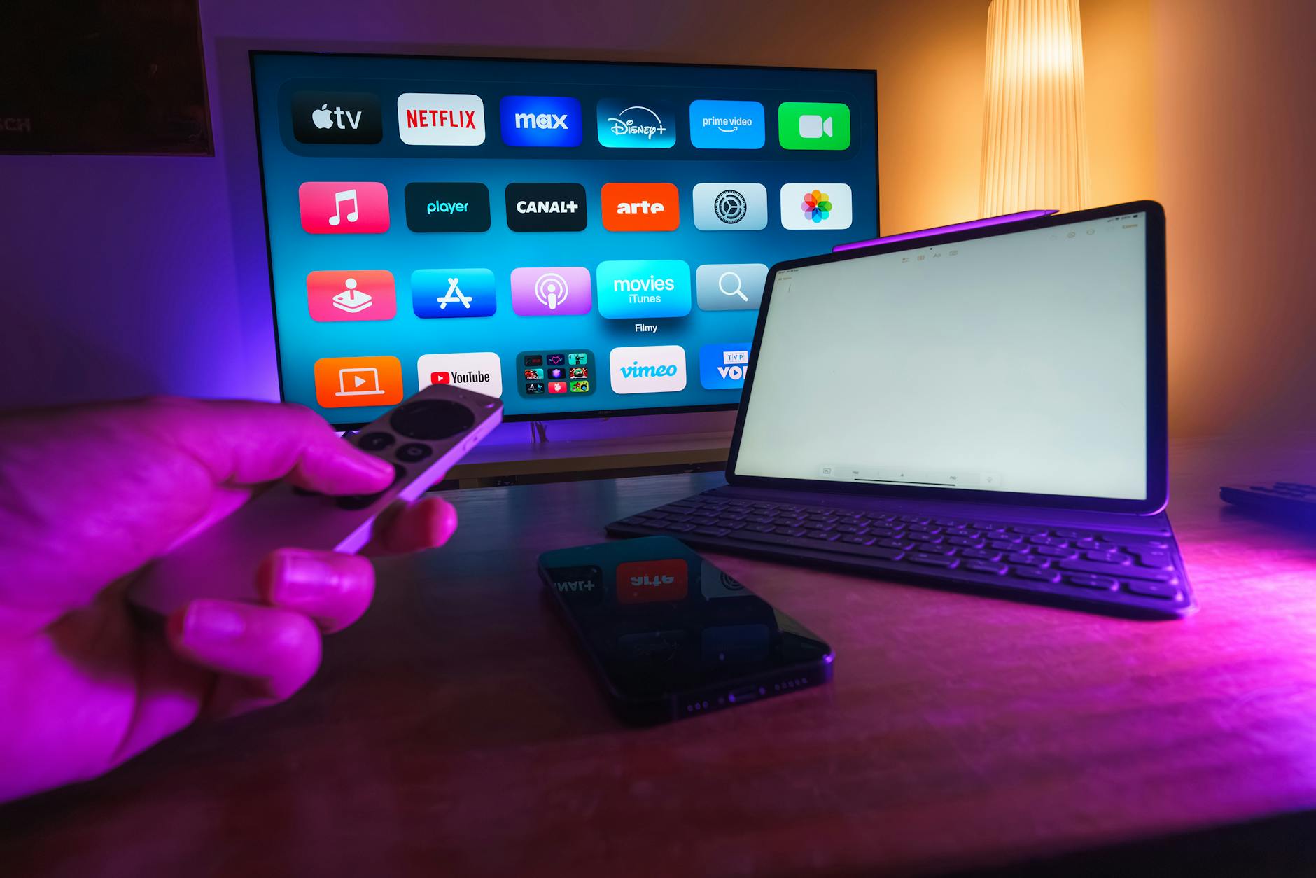 Salon z włączonym Smart TV oraz aplikacjami na tablecie i smartfonie