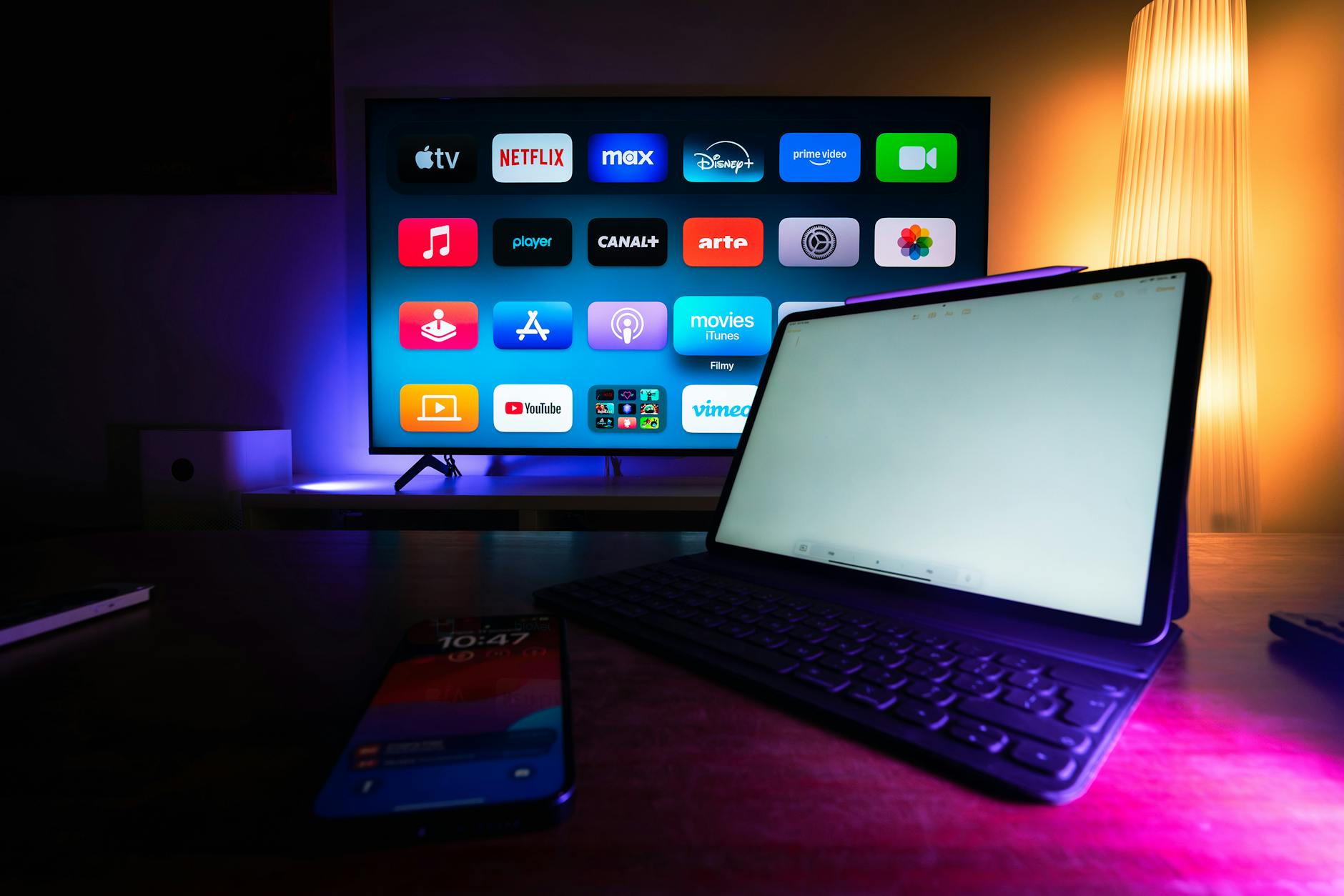 Jak dodać aplikacje do Smart TV, gdy sklep nie działa lub jest pusty po zakupie powystawowym Smart TV i tablet z uruchomionymi aplikacjami streamingowymi