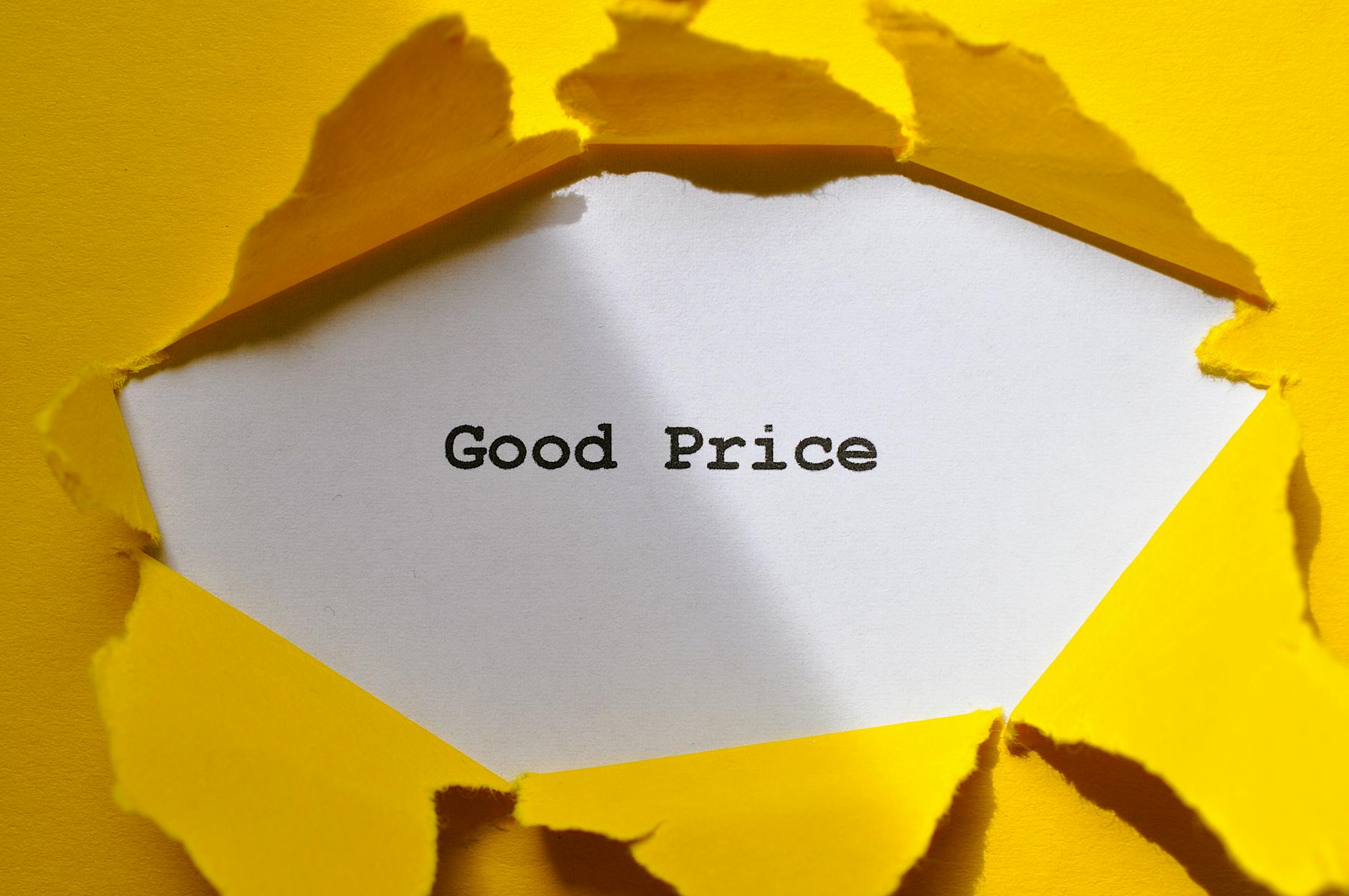 Zwrot z outletu a płatna wysyłka: ile możesz stracić i jak tego uniknąć? Żółty papier odsłania napis Good Price jako metafora ukrytych kosztów