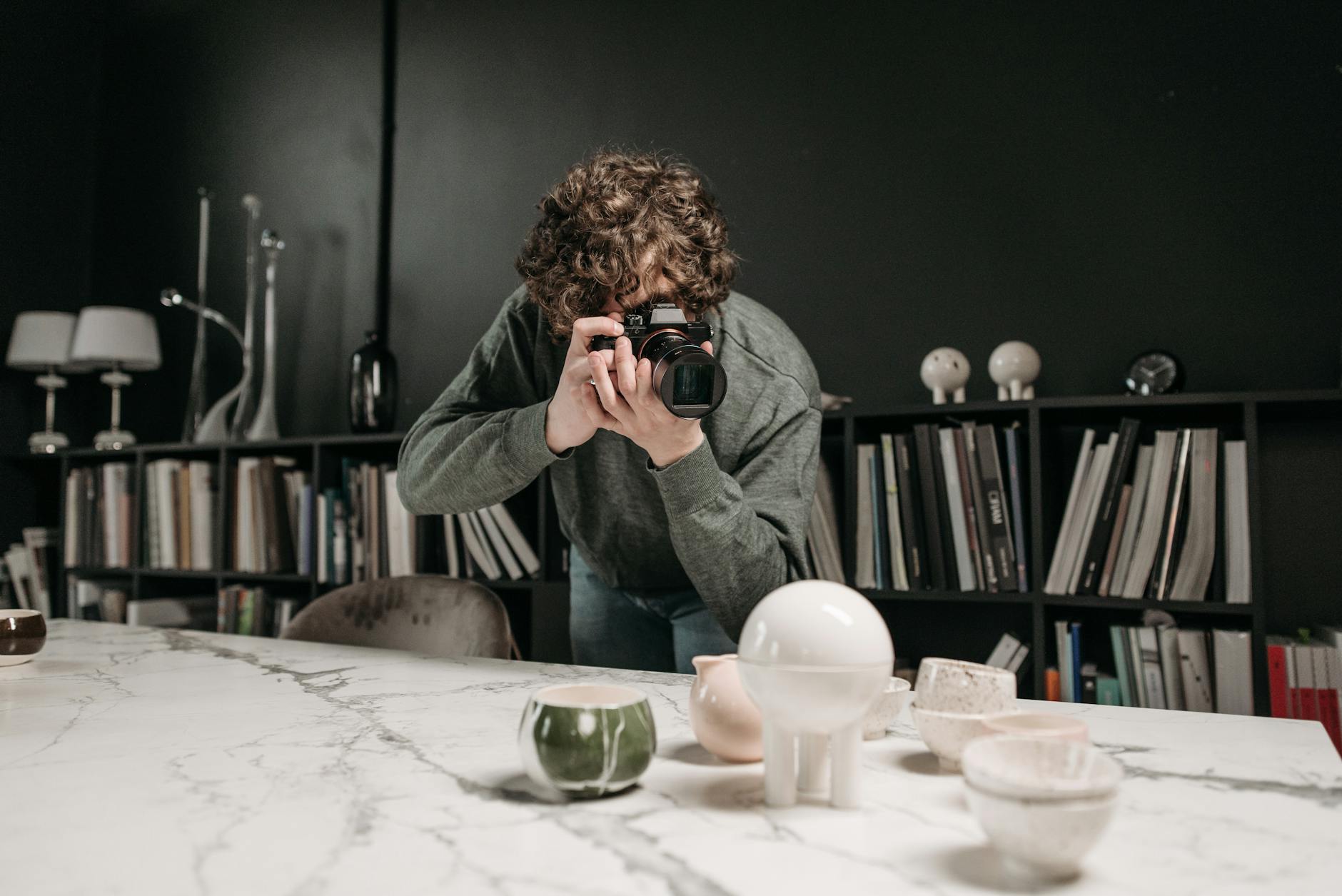 Fotograf robi zdjęcia ceramicznym produktom na potrzeby reklamacji