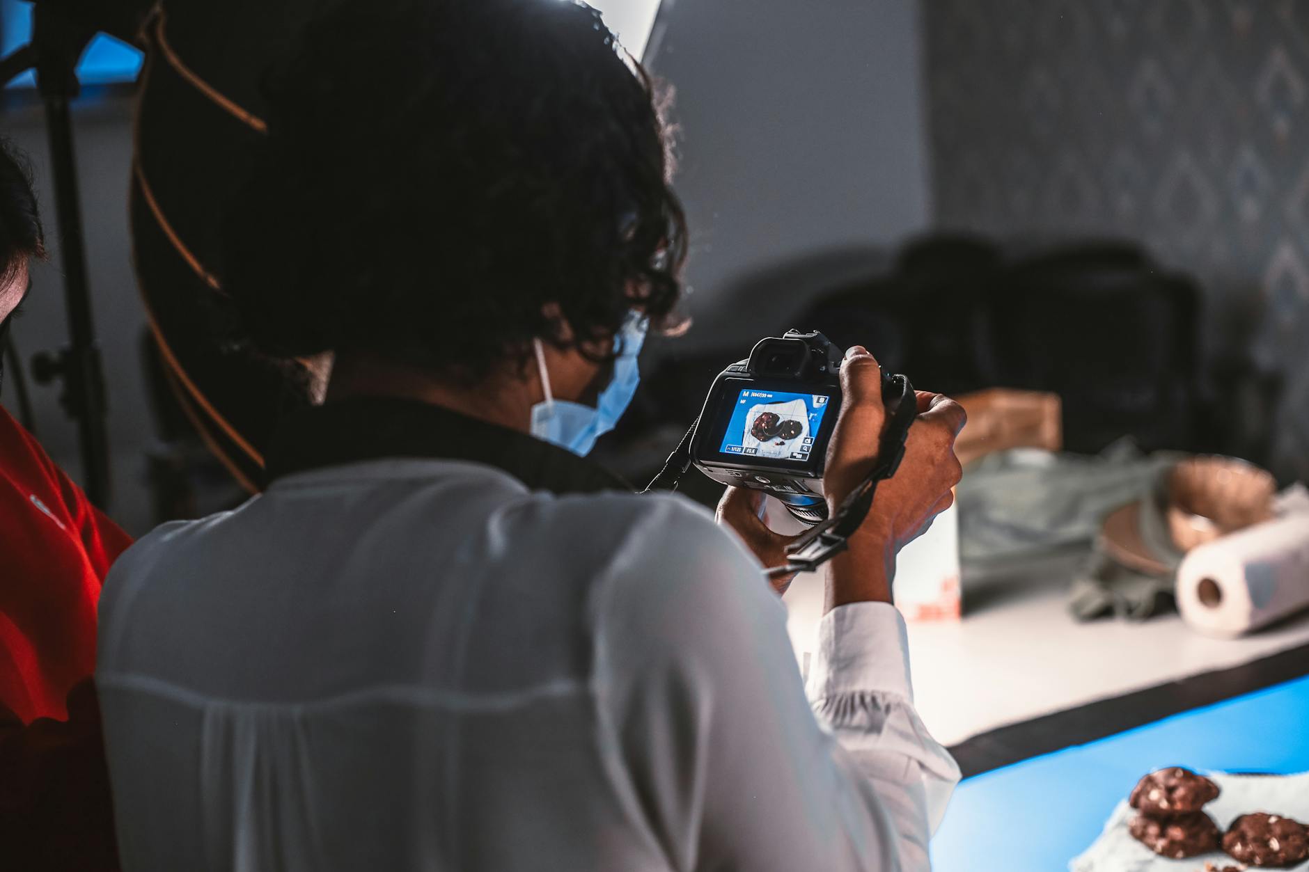 Fotograf robi zdjęcie deseru w studiu z profesjonalnym oświetleniem Fotograf robi zdjęcie deseru w studiu z profesjonalnym oświetleniem
