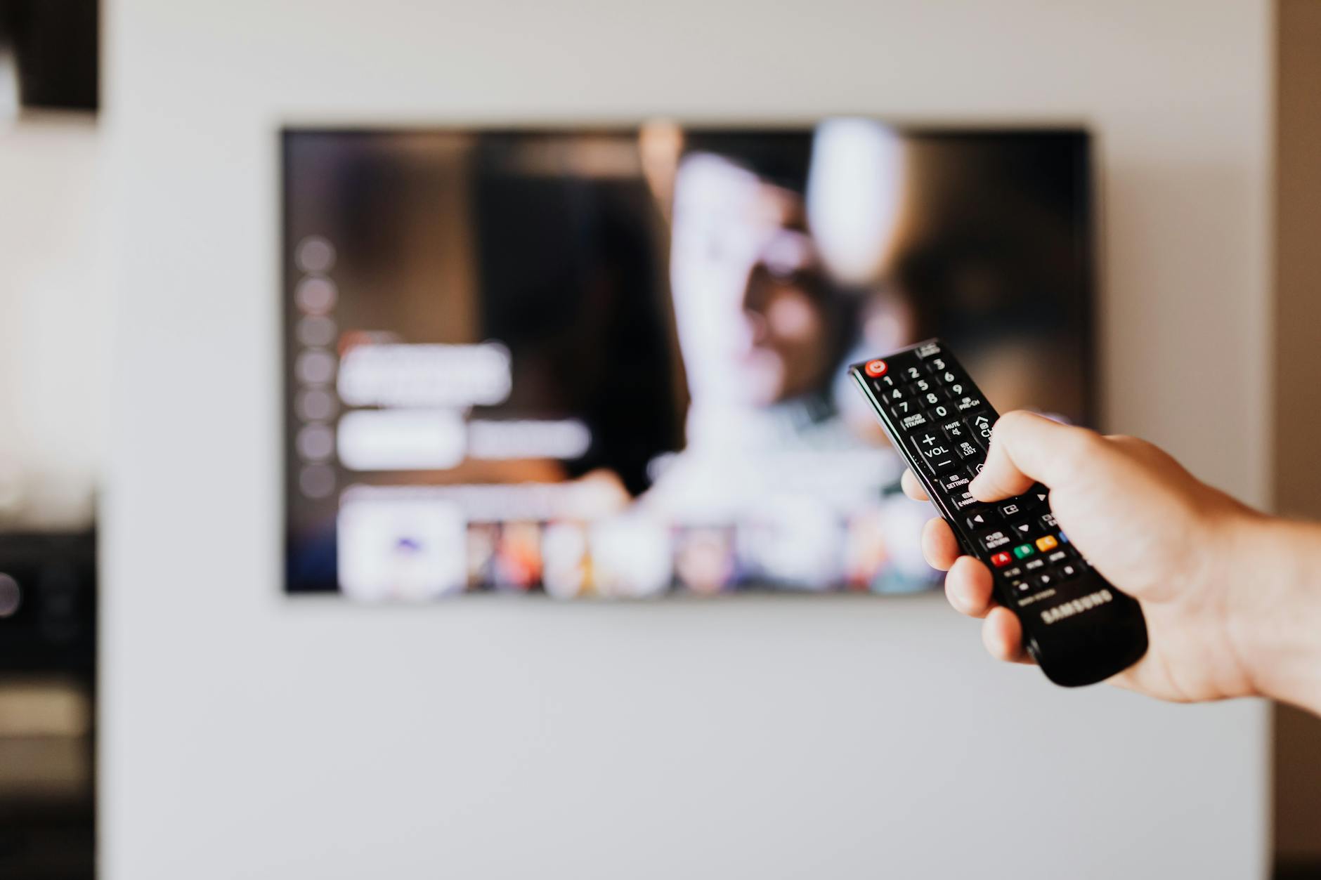 Smart TV refurbished: jak sprawdzić matrycę, podświetlenie i wypalenia Pilot skierowany w stronę włączonego telewizora Smart TV