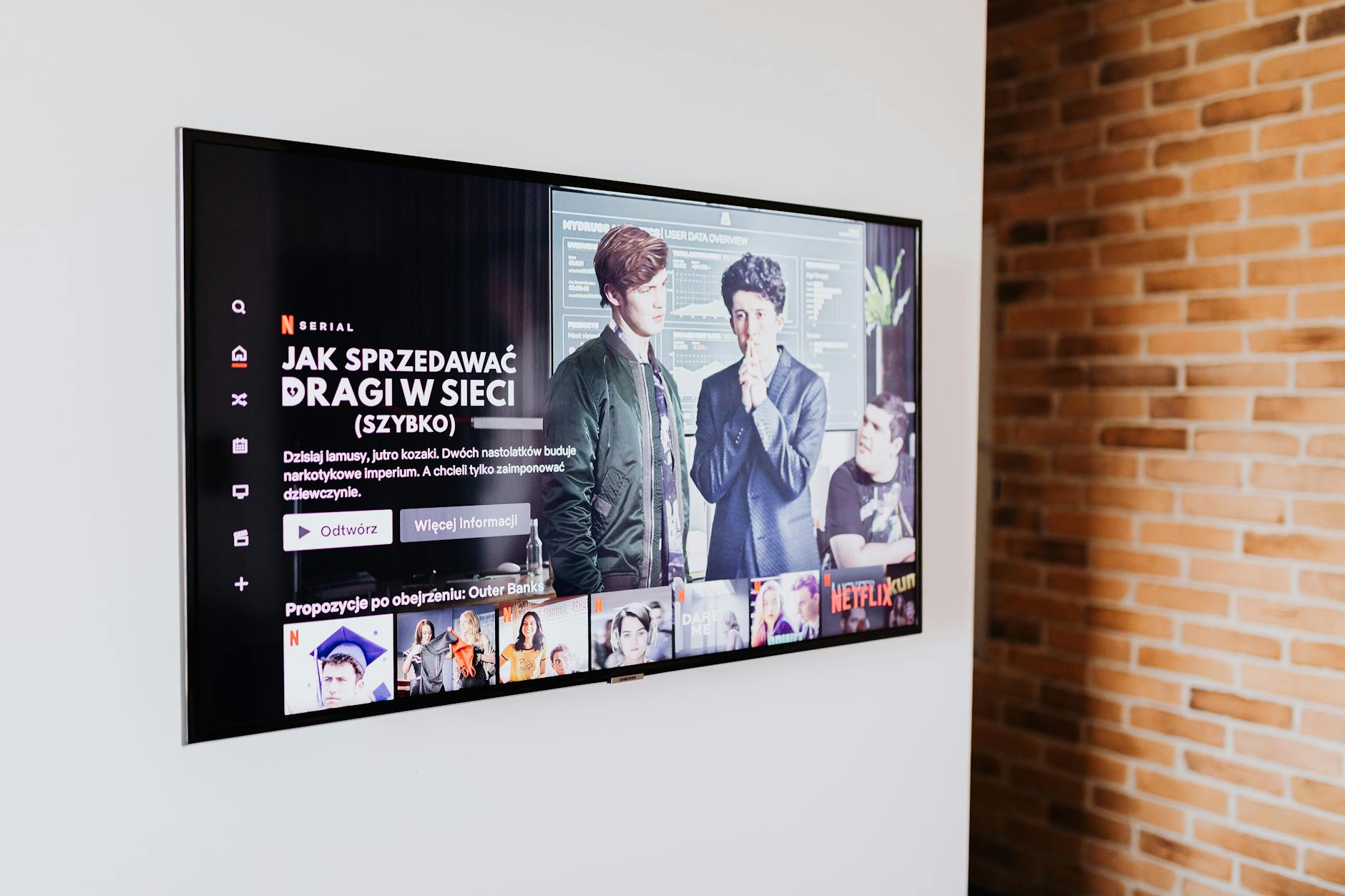 Smart TV z aplikacjami VOD w nowoczesnym salonie z ceglaną ścianą