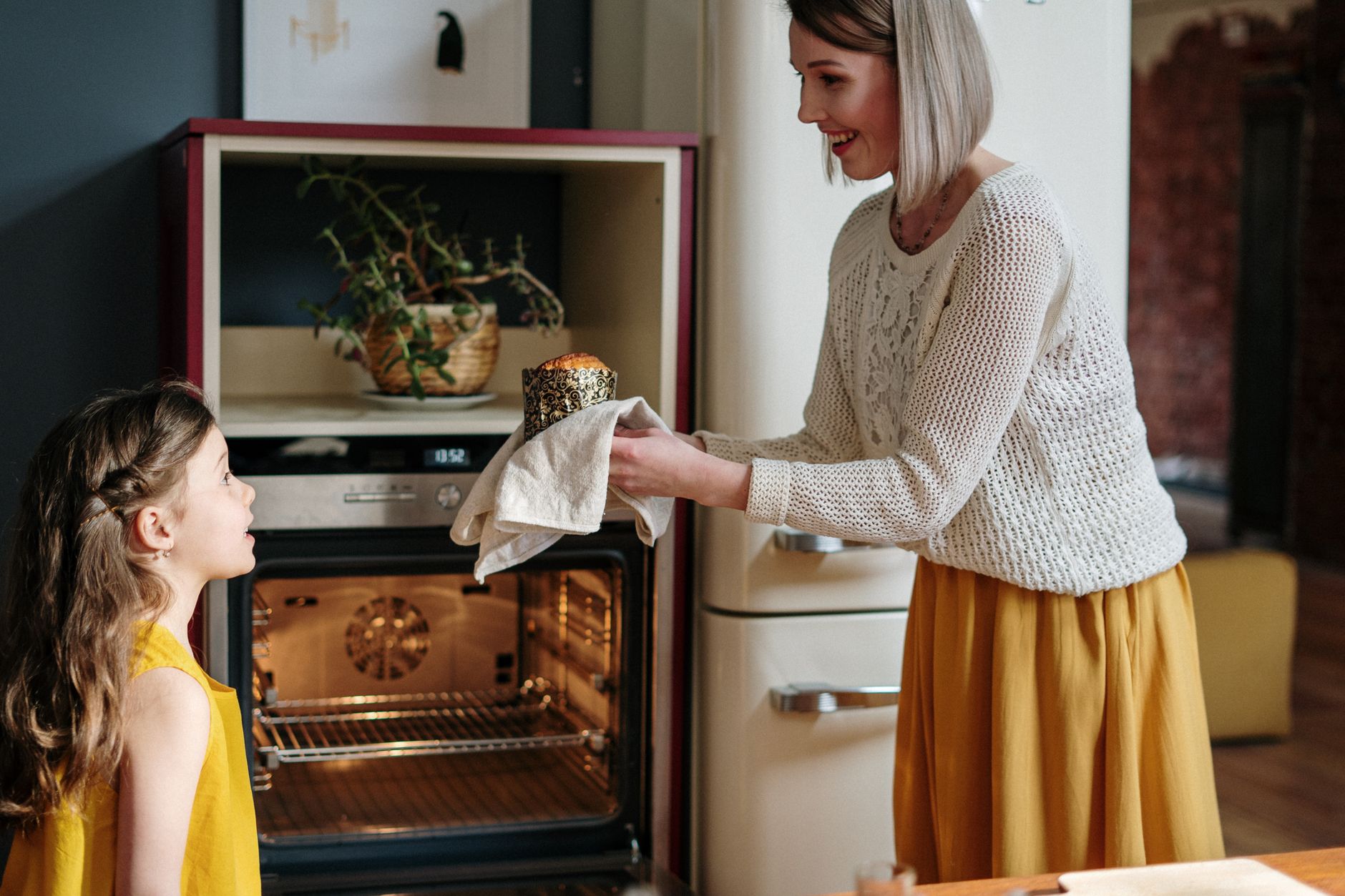 Mama piecze z córką ciasto w domowej kuchni