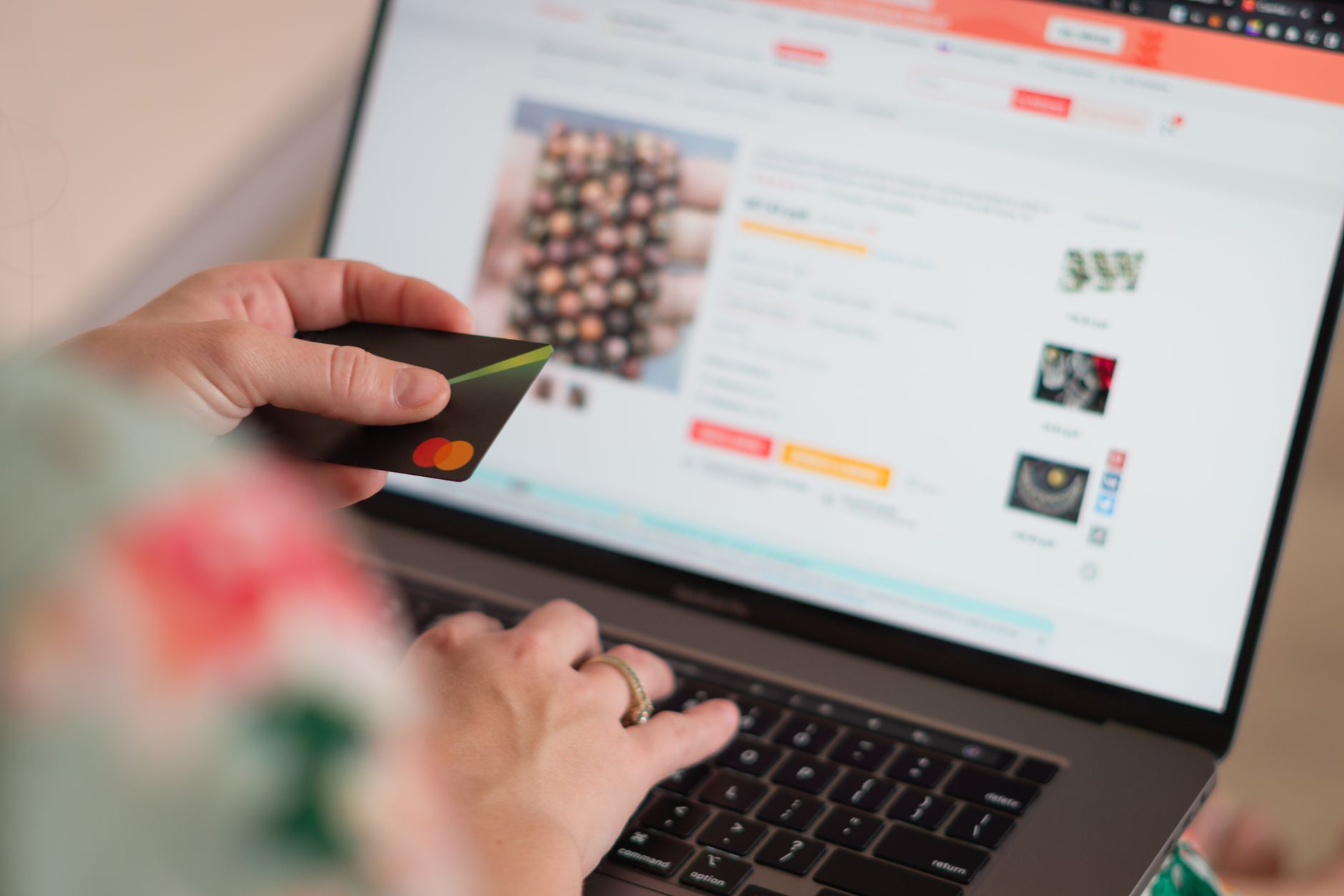 Kobieta płaci kartą przy zakupach online na laptopie