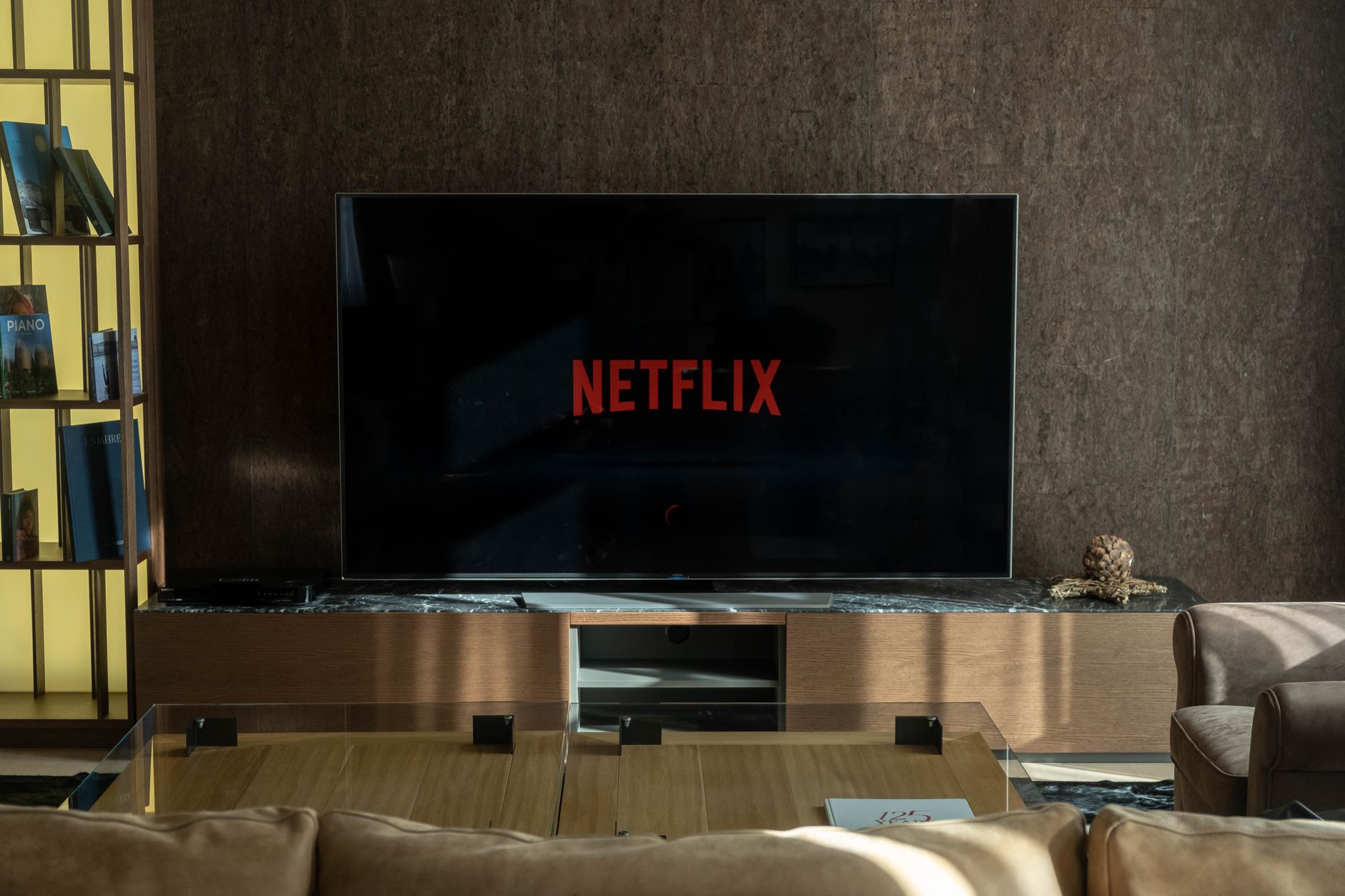 Przytulny salon z dużym telewizorem z uruchomionym Netflixem