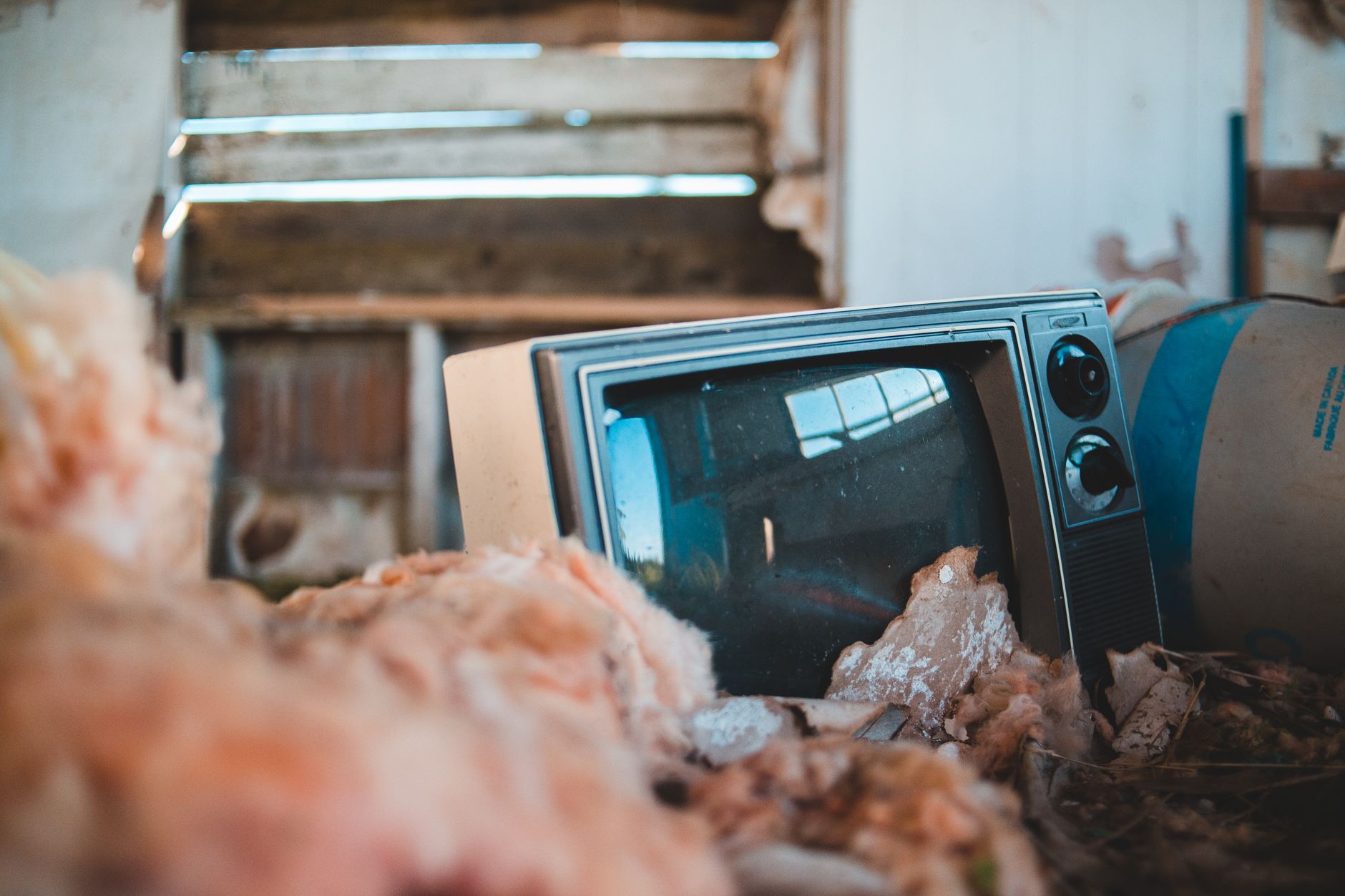 Stary telewizor w opuszczonym wiejskim domu w świetle słońca